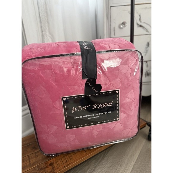 BETSEY JOHNSON Pink Embossed Flirty BOWS Plush QUEEN Coquette Comforter Set - Picture 1 of 5